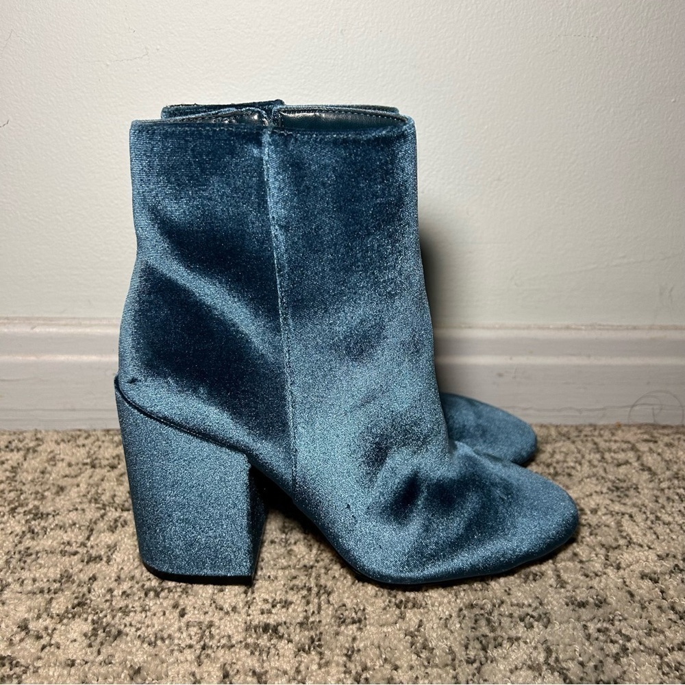 Vince Camuto Blue Velvet Heeled Ankle Booties Size 5